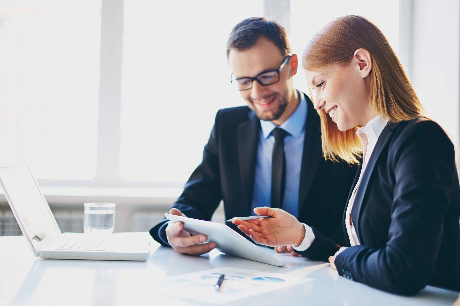 3 Ways To Avoid Giving Women Vague Feedback In Performance Reviews